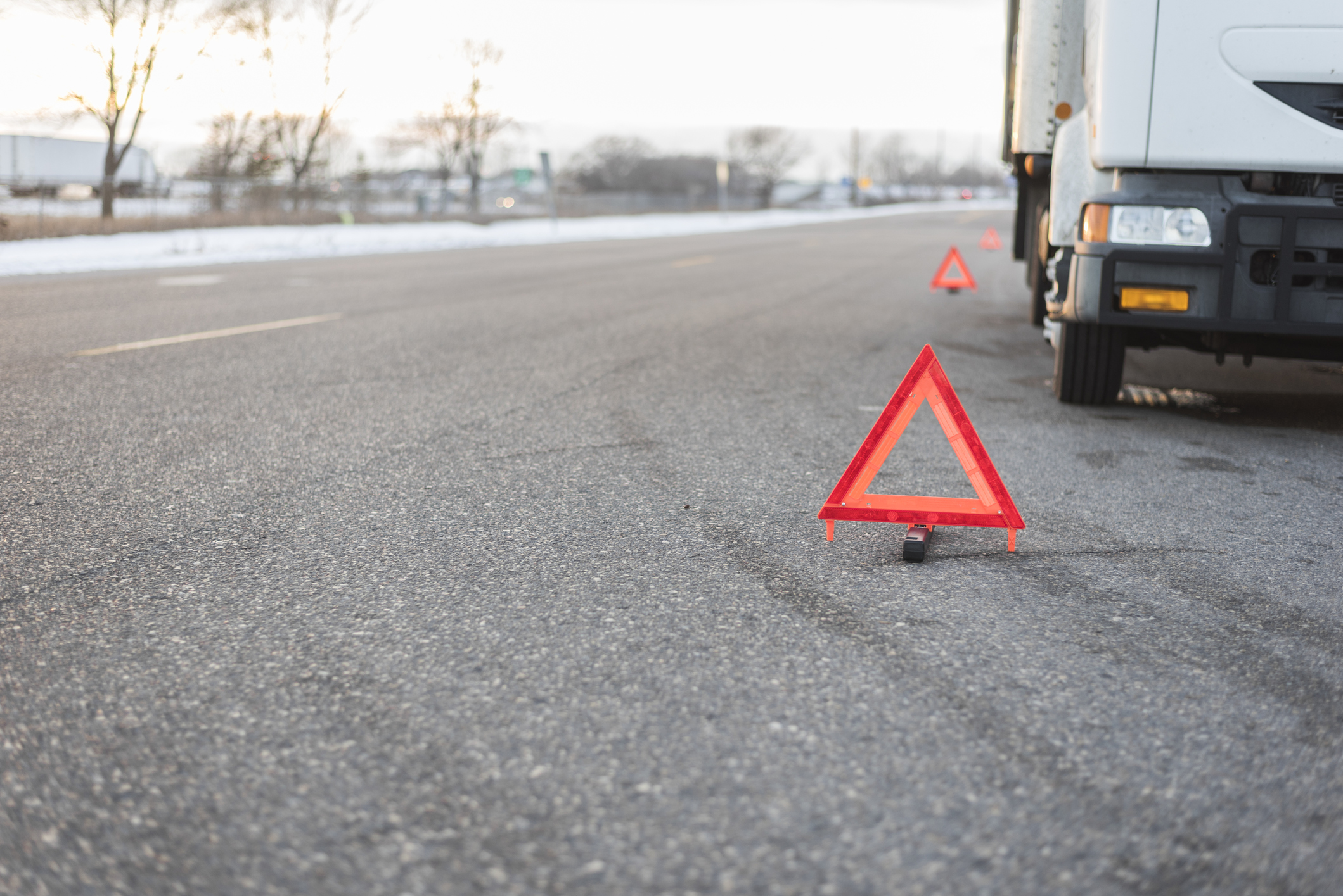10 Safety Tips If You Have to Pull Over on The Side of The Highway - Mach 1  Services